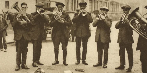 Ett gatuband (sepiafoto)